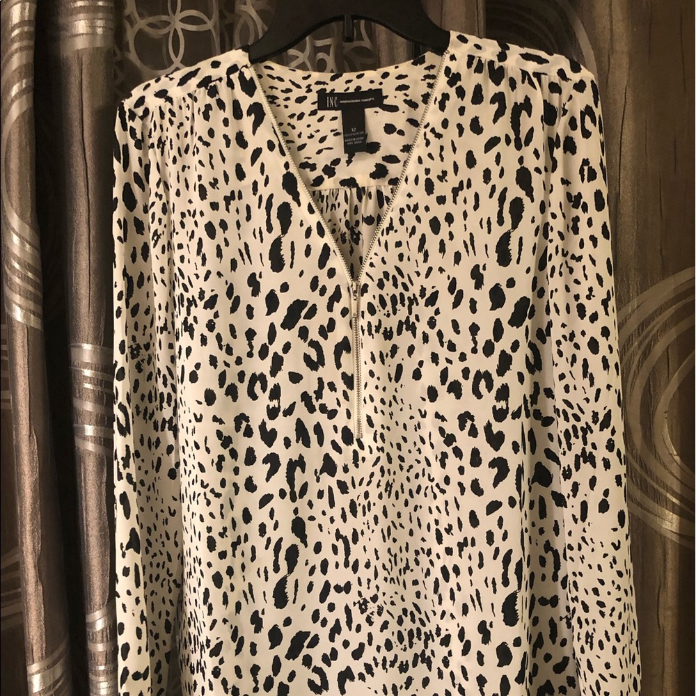 Animal print blouse with light fabric and zipper neckline